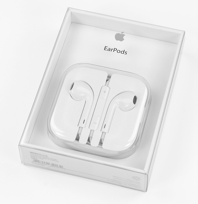 Headphones Apple EarPods dismantled: tight construction, paper membrane