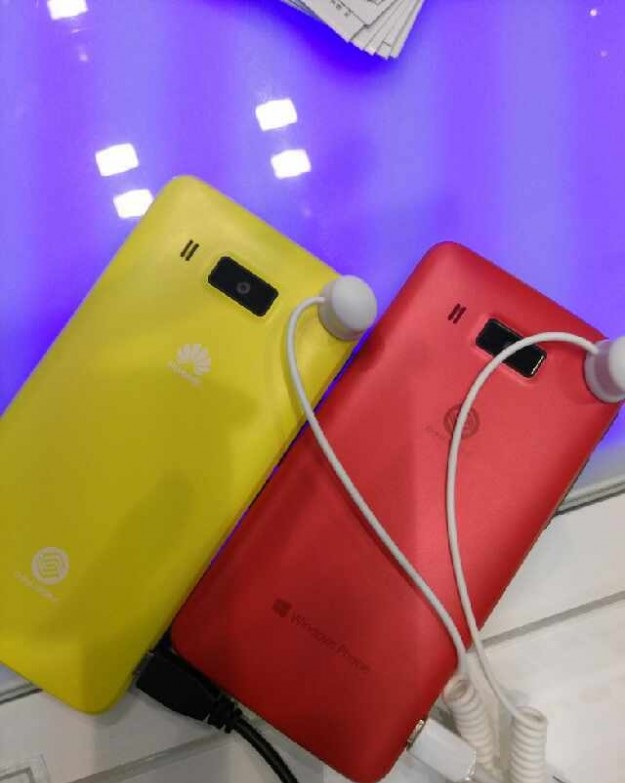 The first “live” photos Huawei Ascend W2 in different body colors